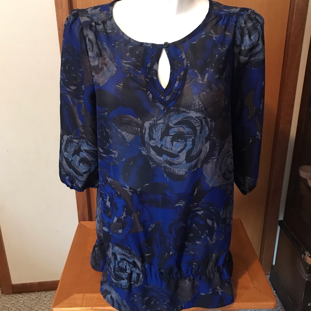 SOLD. flowing 3/4 sleeve blouse